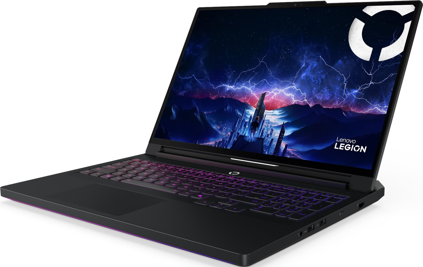 Schwarzer Lenovo Legion Laptop. Bildschirm zeigt Stadt bei Nacht. Tastatur leuchtet lila. Weißes Logo in der Ecke.