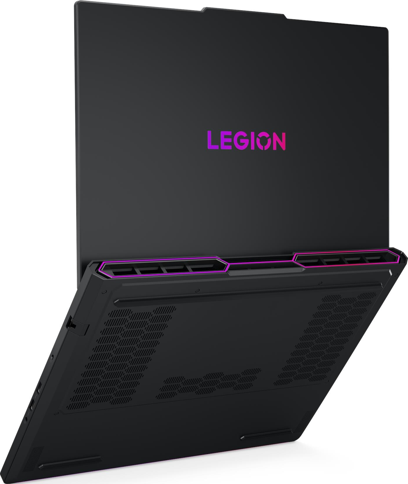 Schwarzer Laptop mit Legion-Logo. Der Bildschirm ist geöffnet und zeigt die Unterseite mit Lüftungsschlitzen.