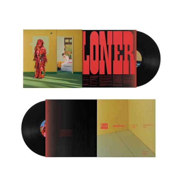 Schallplatte mit Albumcover. Eine Person in einem Kostüm steht in einem Raum. Auf dem Albumcover steht 'LONER'.
