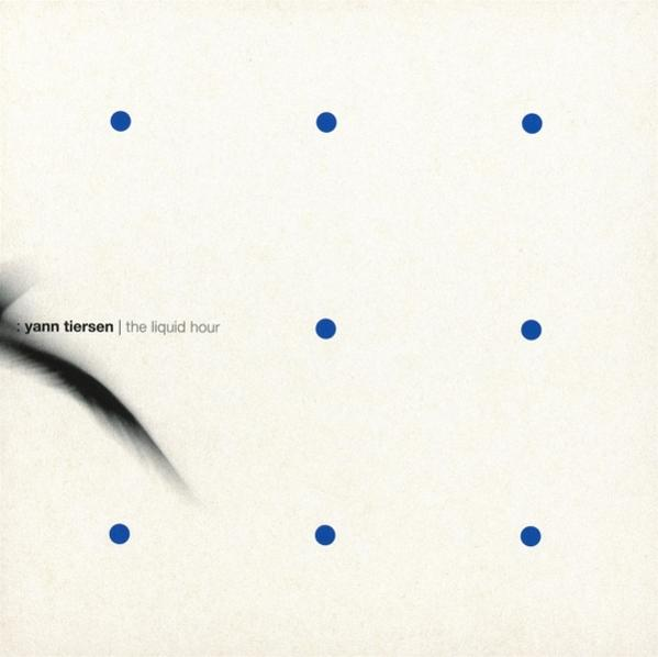 Albumcover mit neun blauen Punkten auf cremefarbenem Hintergrund. Der Titel lautet 'the liquid hour' von Yann Tiersen. Links ist eine schwarze Form.