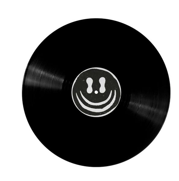 Eine schwarze Schallplatte mit einem weiß-schwarzen Smiley-Gesicht-Aufkleber in der Mitte. Die Platte hat sichtbare Rillen.
