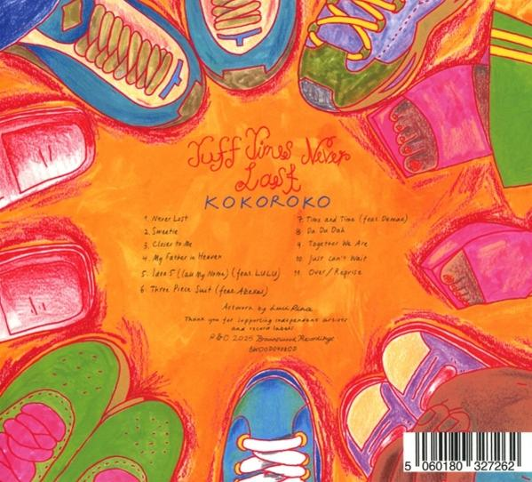 Albumcover mit bunten Turnschuhen, die den Titel "Tuff Times Never Last" von Kokoroko umgeben, mit einer Trackliste.