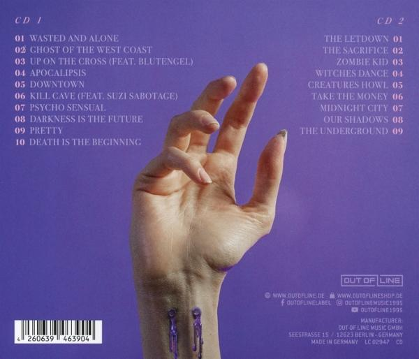 Ein lila CD-Cover mit erhobener Hand, Songtiteln und einem Barcode.