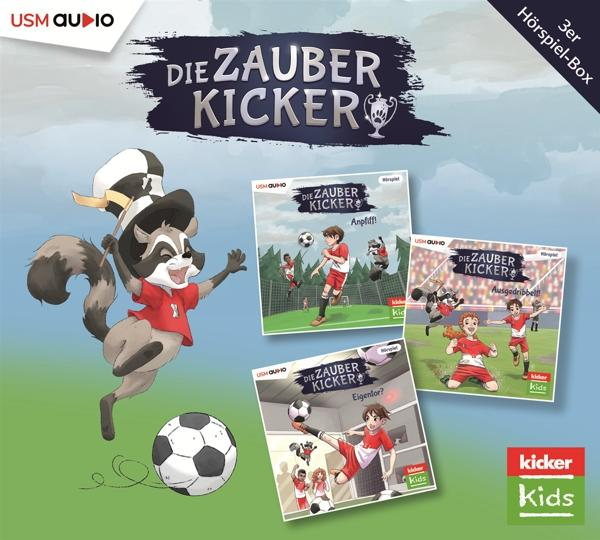 Illustration von "Die Zauber Kicker" mit einem Waschbären mit Hut, Fußbällen und Buchcovern mit Fußballspielern auf grünem Grund.