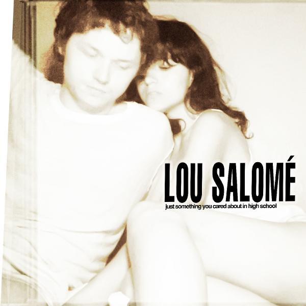 Monochromes Bild: Ein Mann und eine Frau umarmen sich. Der Text lautet 'LOU SALOMÉ' und 'just something you cared about in high school'.