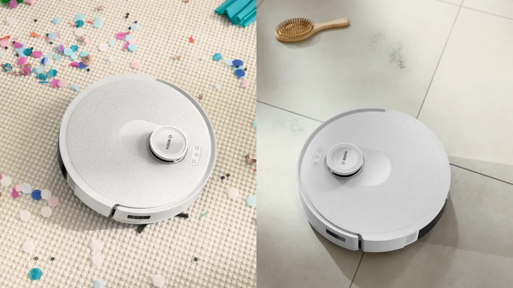 Biały robot odkurzający, po lewej na dywanie z konfetti, po prawej na podłodze z płytek ze szczotką.