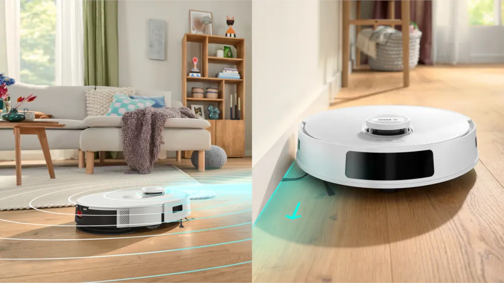 Biały robot odkurzający na drewnianej podłodze. Scena przedstawia salon z sofą i meblami.