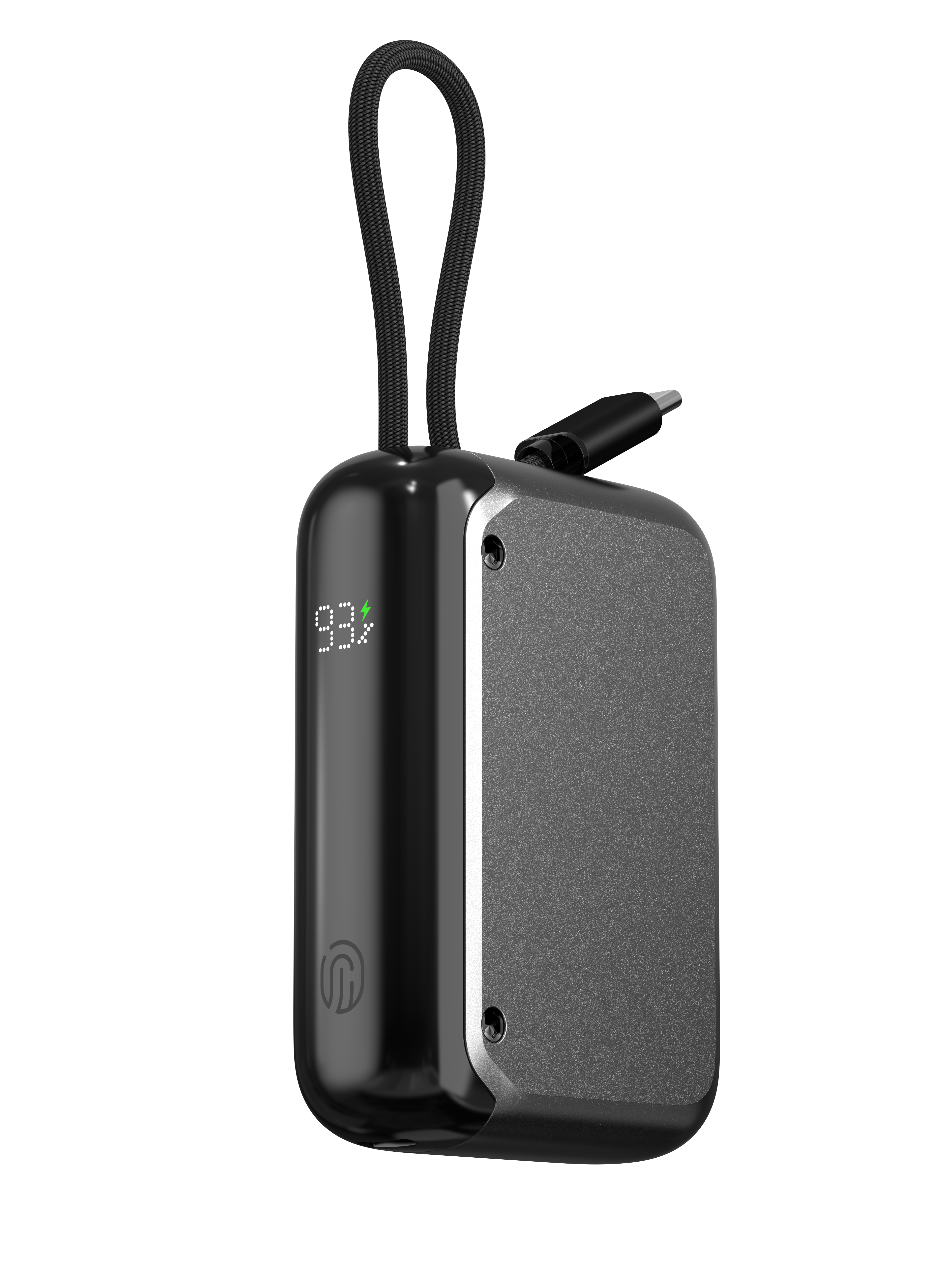 Eine schwarze und graue Powerbank mit einem schwarzen Kabel. Sie zeigt 93 % Ladung an. Ein Ladekabel ist angeschlossen.