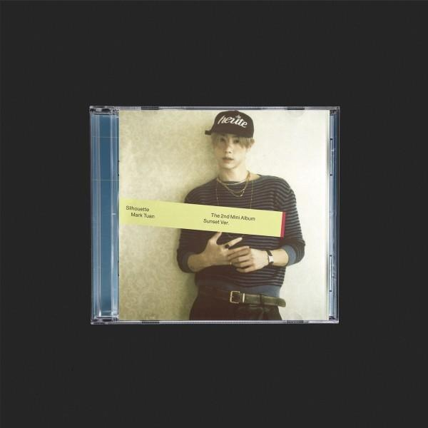 Ein Mann in gestreiftem Hemd und Kappe posiert für ein CD-Cover. Die CD befindet sich in einer Plastikhülle. Der Hintergrund ist eine Wand.