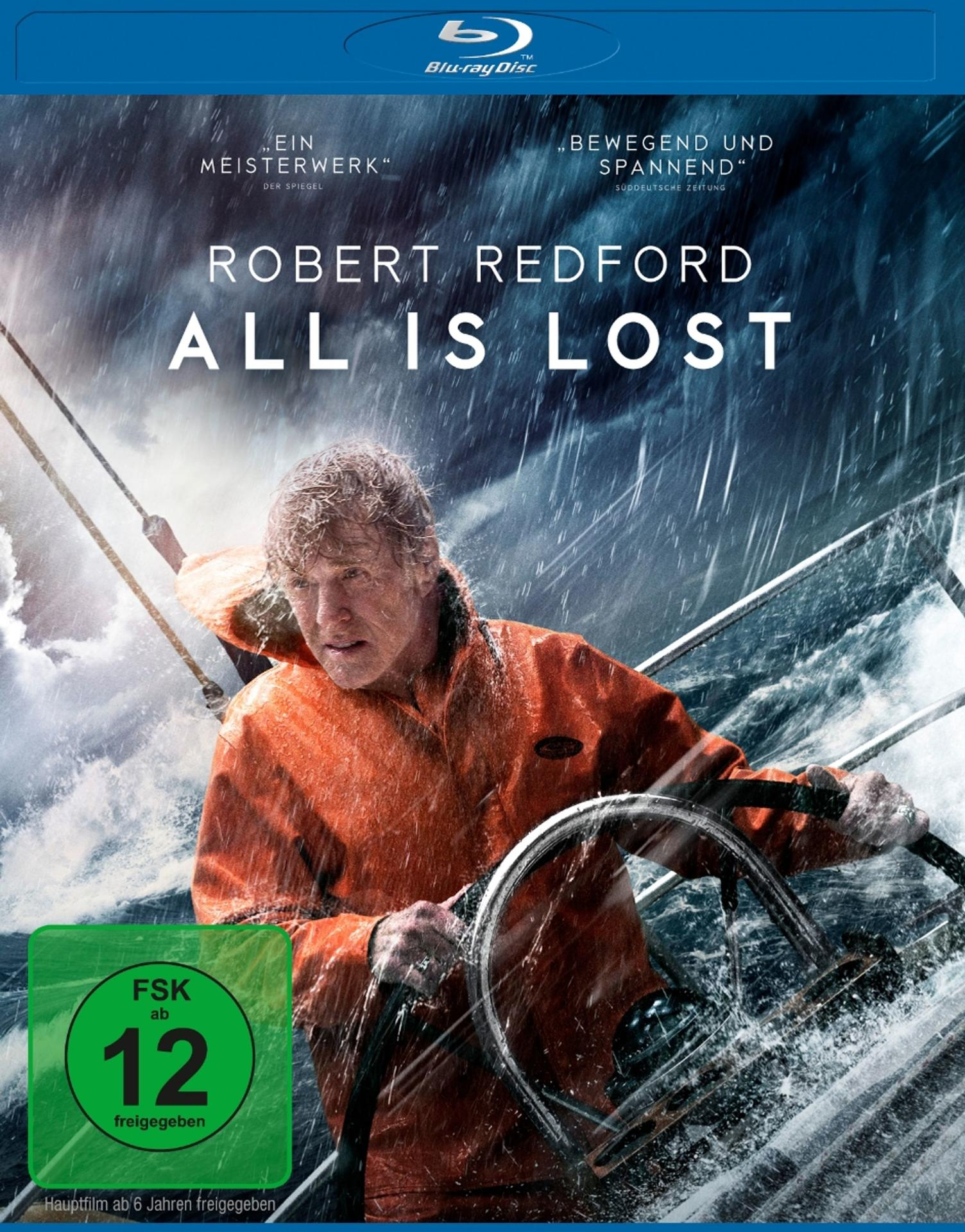 Robert Redford in orangefarbener Regenkleidung steuert ein Boot während eines Sturms. Filmtitel "All is Lost".