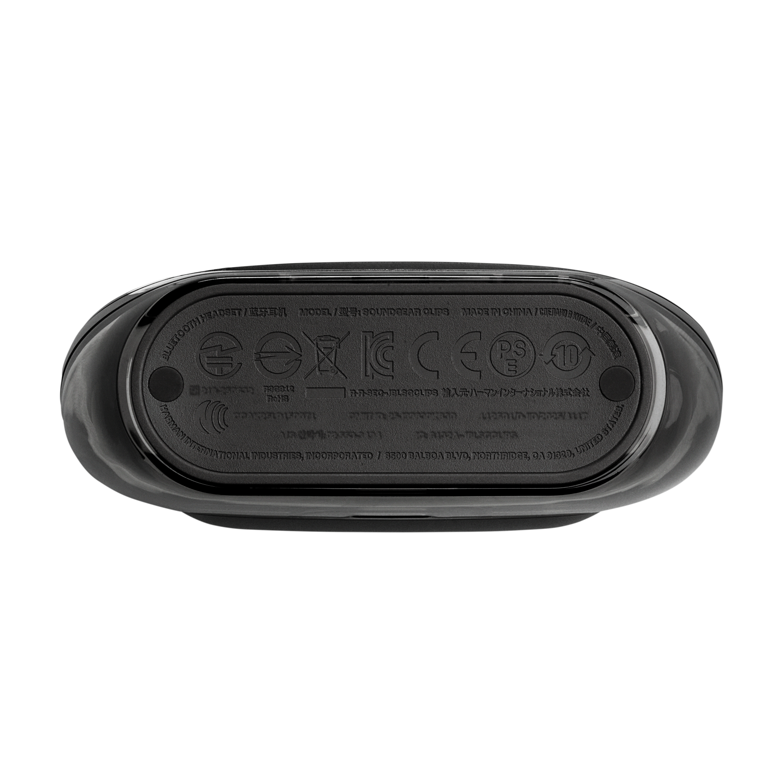 Schwarzes Bluetooth-Headset mit Etiketten und Symbolen, einschließlich Text zum Modell und Herstellungsdetails, isoliert auf weißem Hintergrund.