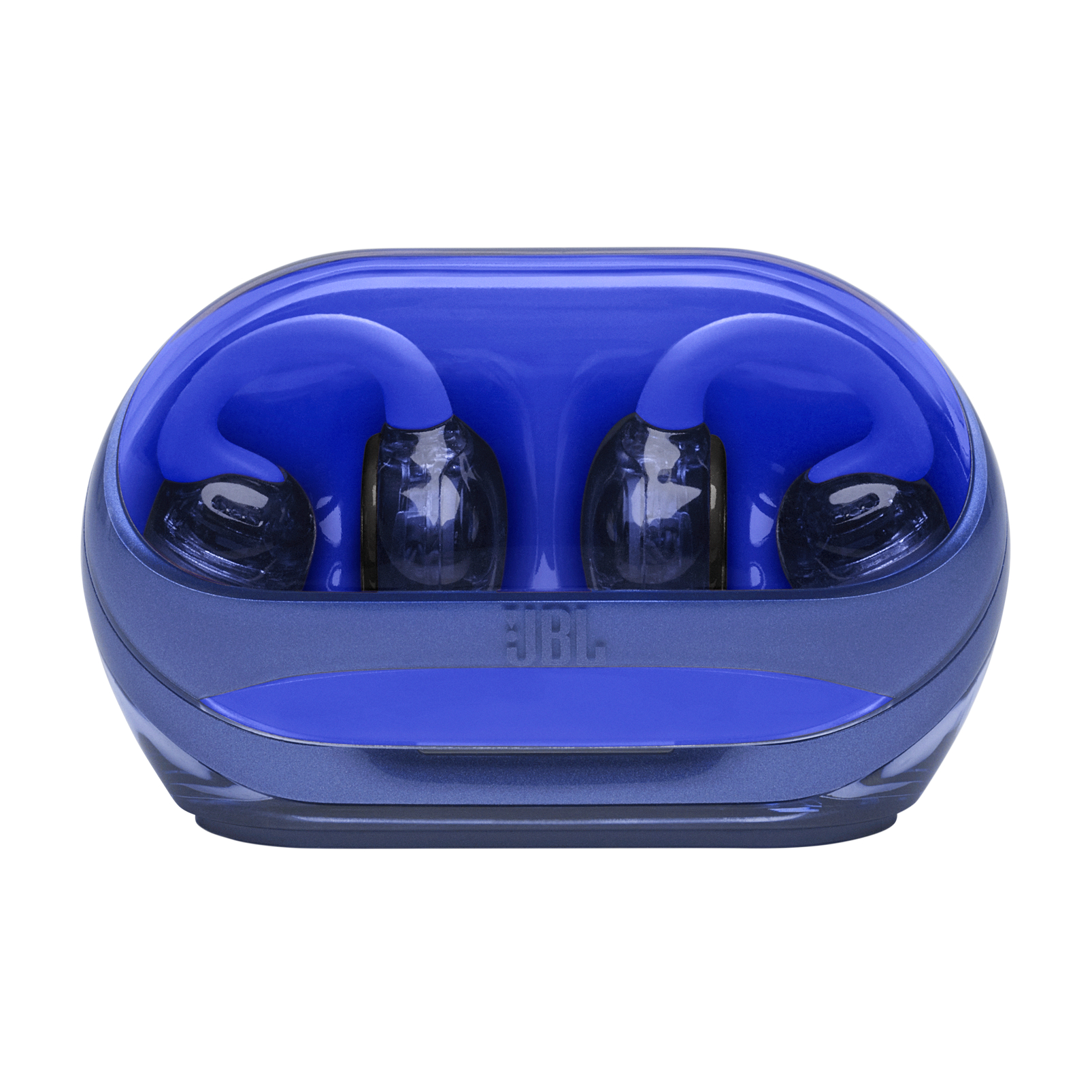 Blaue JBL-Ohrhörer in einem Ladecase. Das Case ist geöffnet und zeigt die Ohrhörer. Weißer Hintergrund.