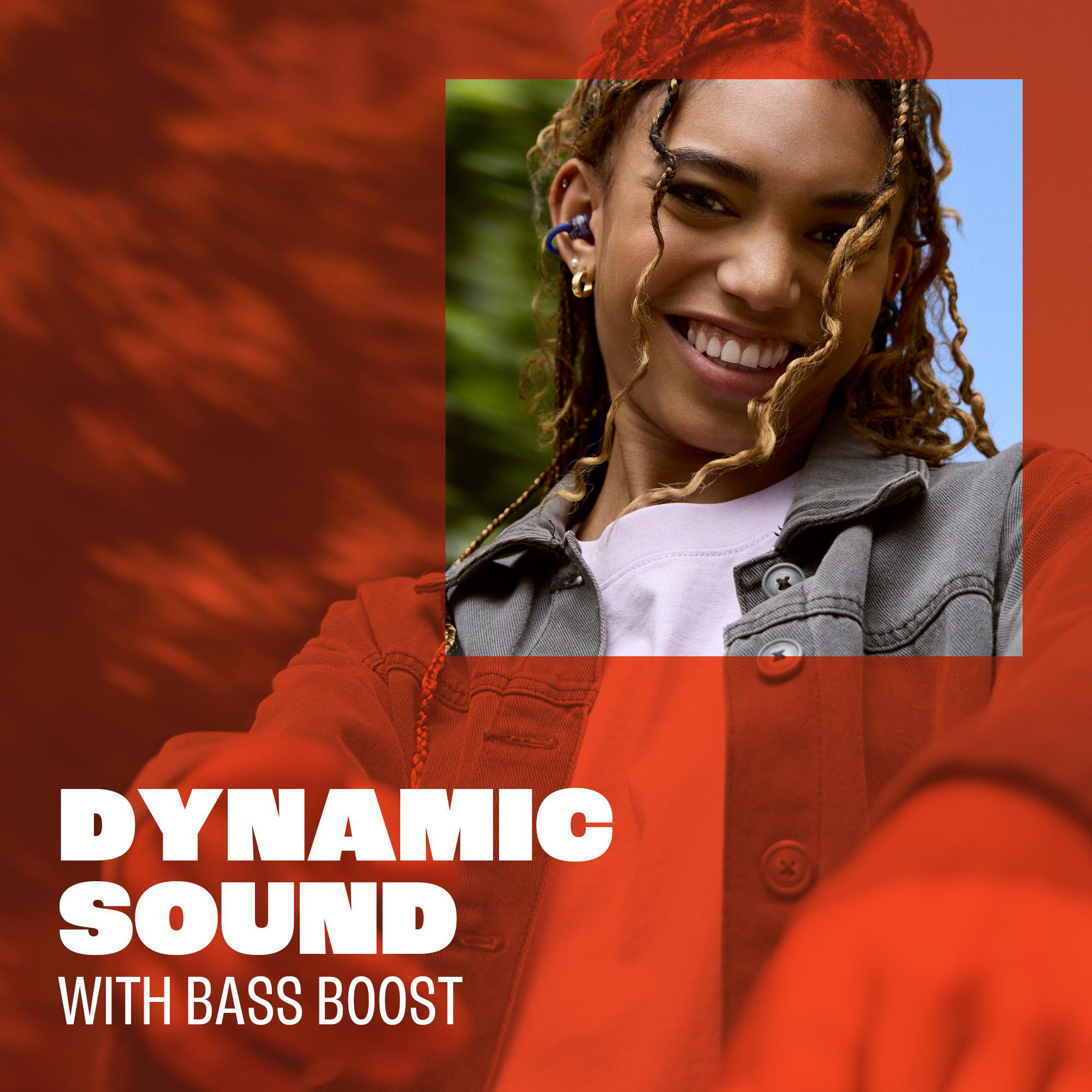 Eine lächelnde Person mit Ohrhörern. Roter und oranger Hintergrund mit den Worten 'DYNAMIC SOUND WITH BASS BOOST'.