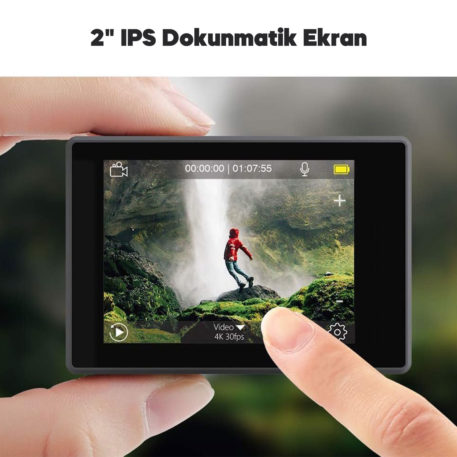 Bir el, şelalenin yakınındaki bir kişinin videosunu gösteren bir ekranı tutuyor. Ekrana bir parmak dokunuyor.