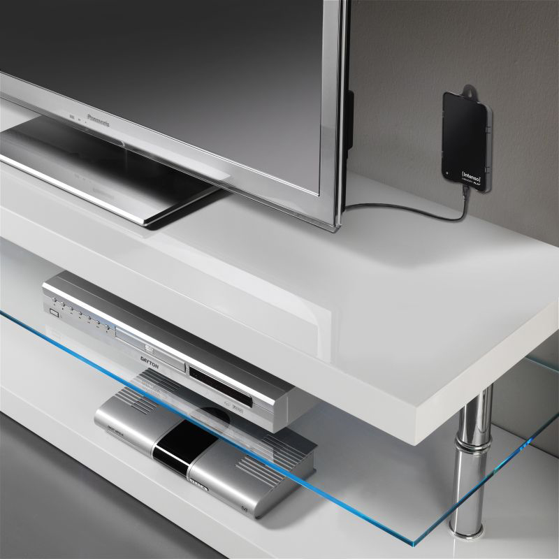Un mobile TV bianco con TV, lettore DVD e un dispositivo nero. Il mobile è lucido, con ripiani in vetro e gambe in metallo.