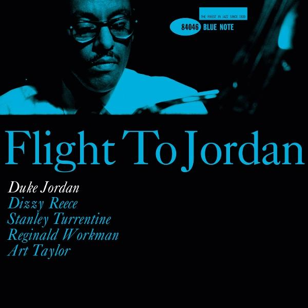 Albumcover für "Flight To Jordan". Ein Mann mit Brille ist im oberen Bereich. Blauer Text auf schwarzem Hintergrund.
