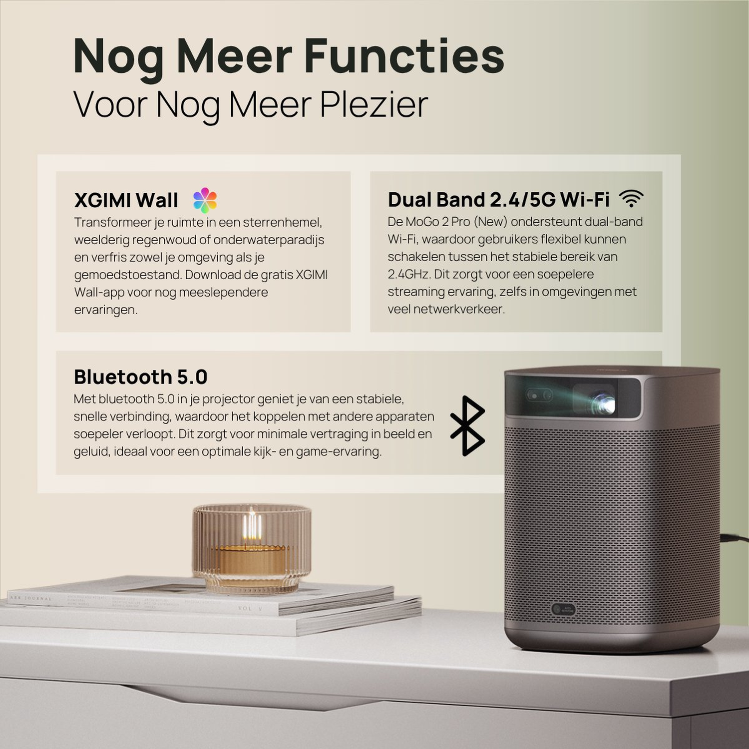 Een projector staat op een tafel naast een kaars. De afbeelding is een advertentie voor de functies van de projector.