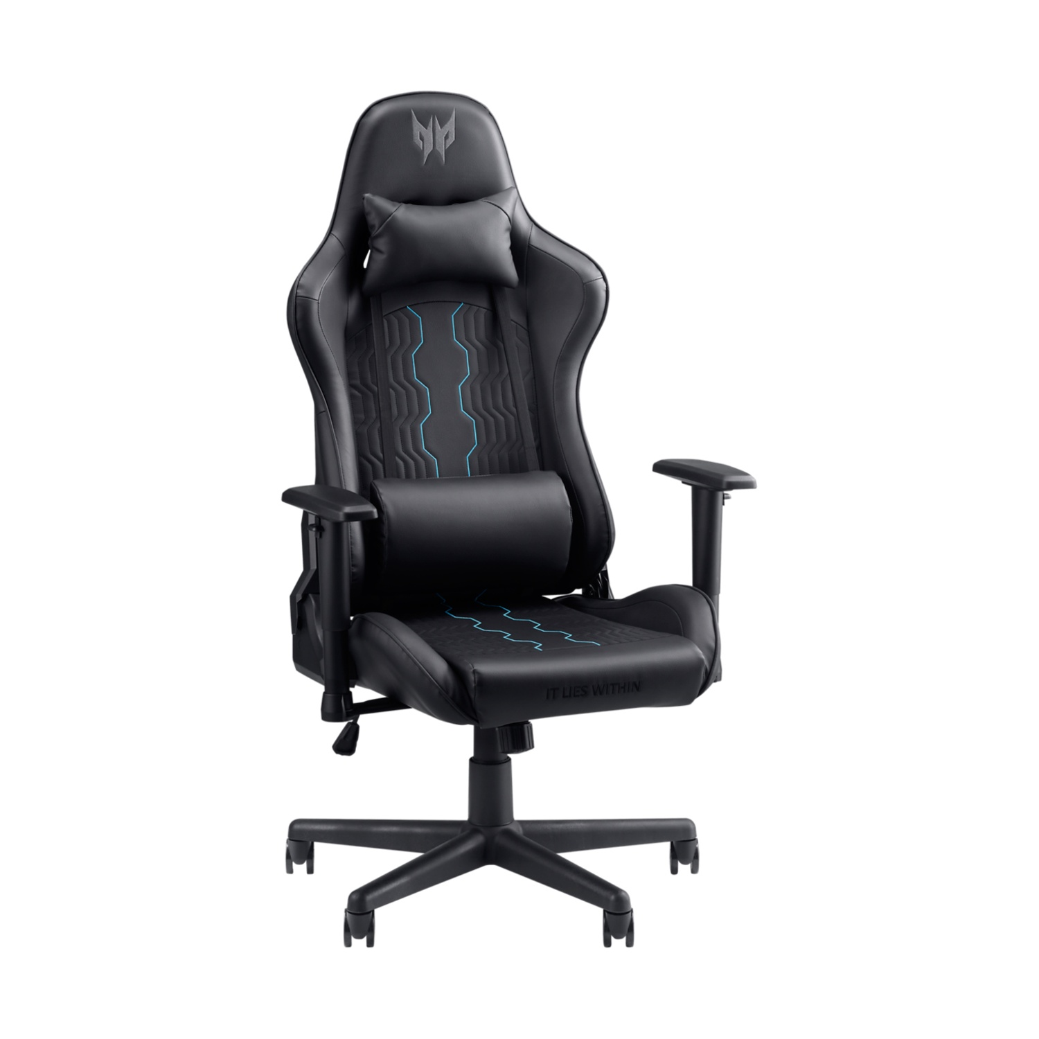 Una sedia da gaming nera con poggiatesta e cuscino lombare. Ha dettagli blu e le parole 'IT LIES WITHIN' sul sedile.