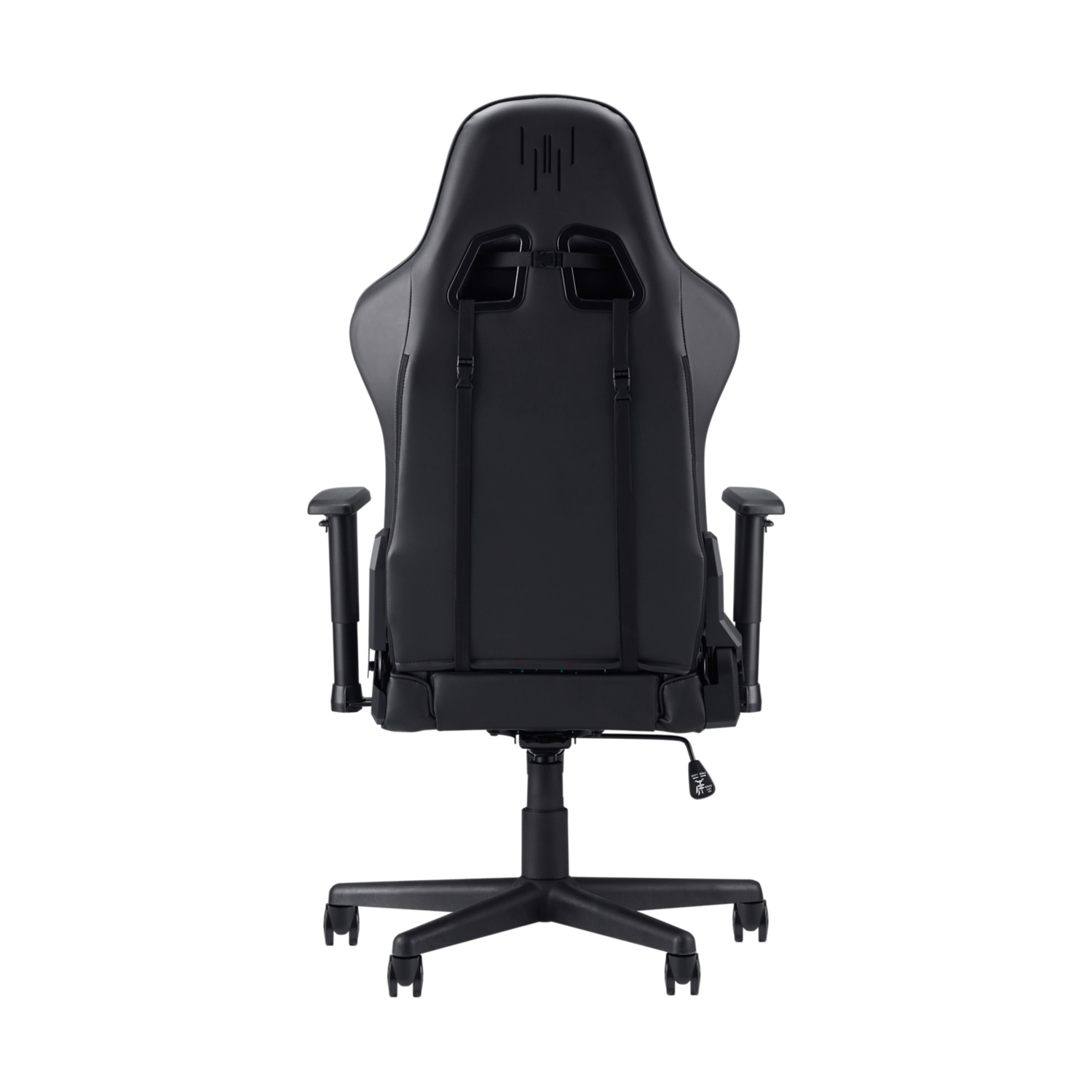 Sedia da gaming nera su sfondo bianco. È visibile la parte posteriore della sedia. Ha schienale alto, braccioli e base a cinque ruote.