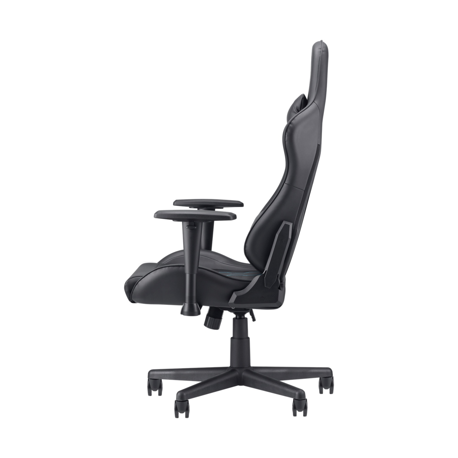 Una sedia da gaming ergonomica nera è mostrata di profilo. Ha schienale alto, braccioli e base con ruote, su sfondo bianco.