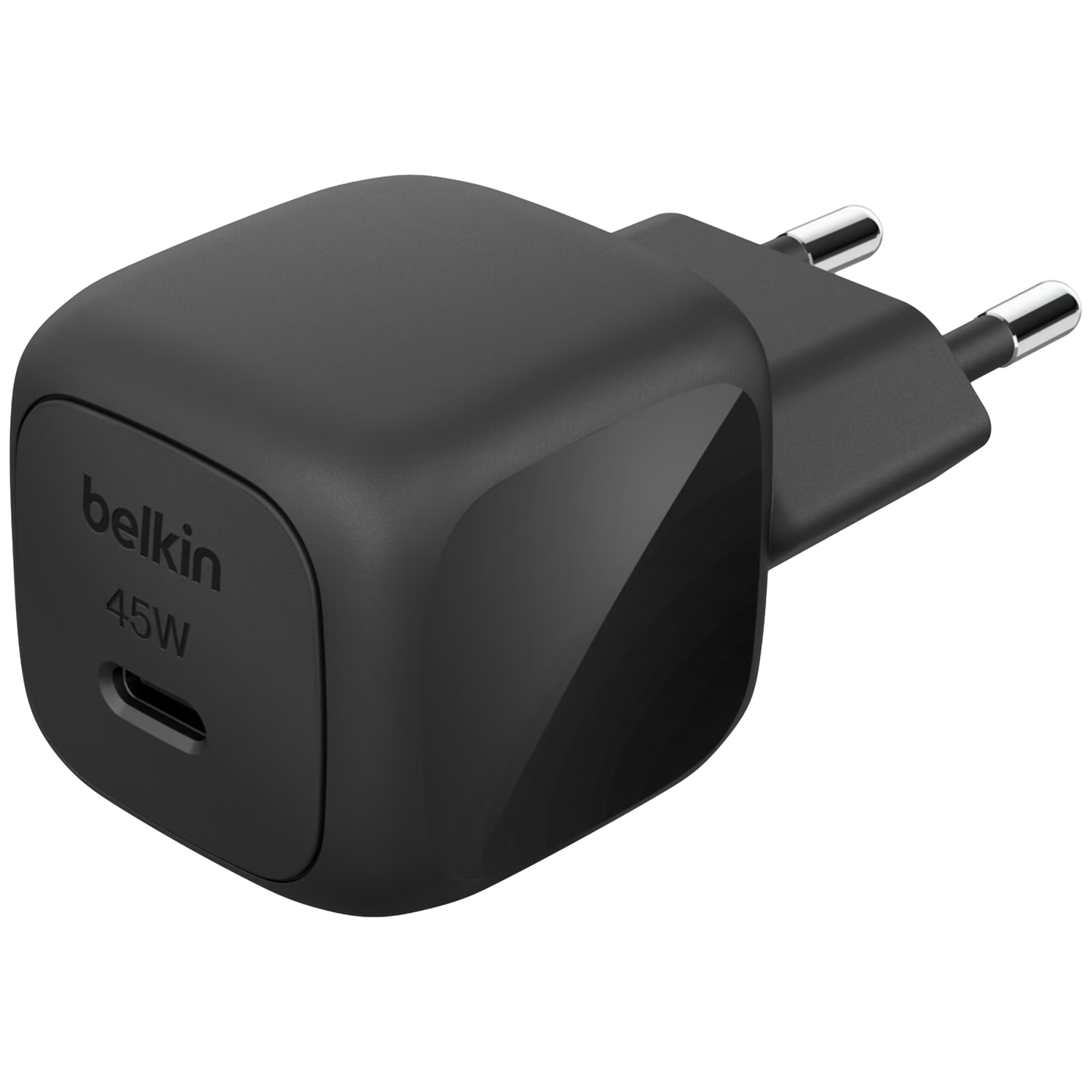 Een zwarte Belkin 45W USB-C oplader. Het heeft een vierkante behuizing met een stekker en twee zilveren pinnen. De merknaam is zichtbaar.