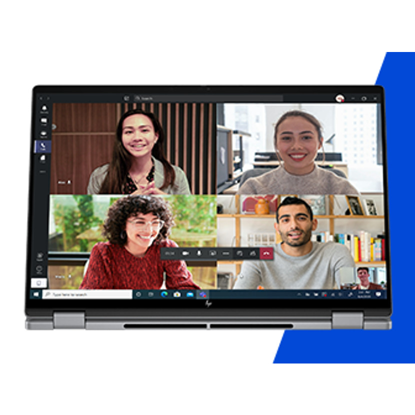 Laptopscherm met een videogesprek met vier mensen. De laptop staat op een wit oppervlak met een blauwe vorm op de achtergrond.