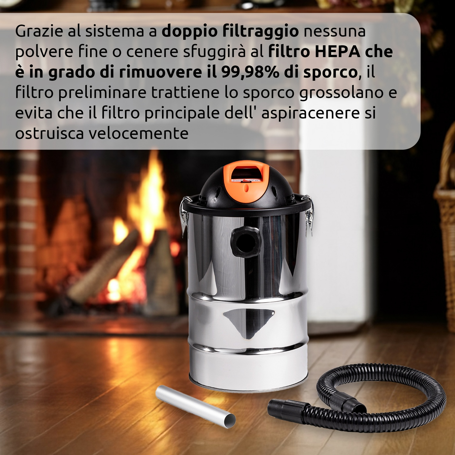 Un aspirapolvere in acciaio inossidabile, con tubo e tubo metallico, è su un pavimento in legno, con un camino sullo sfondo.