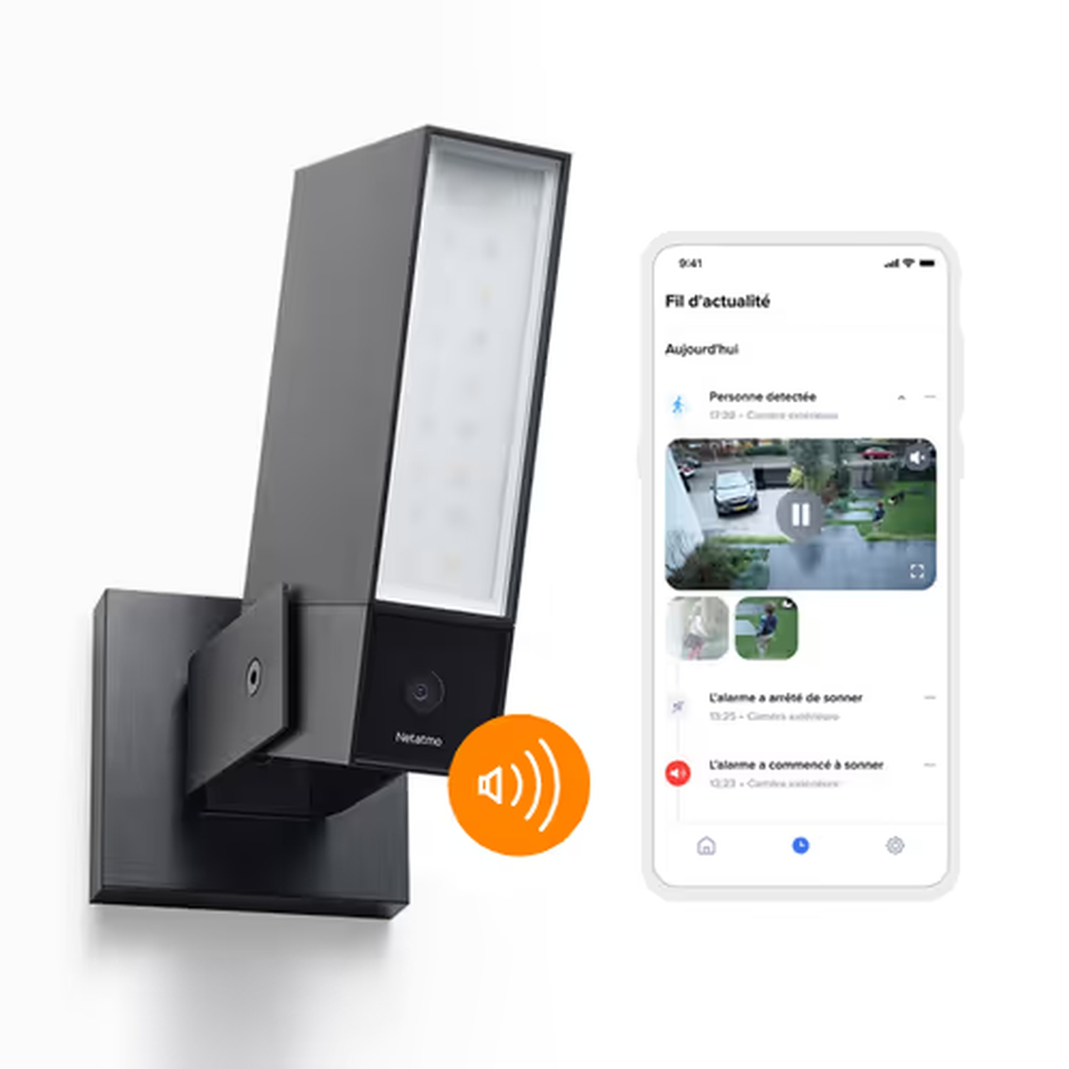 Telecamera di sicurezza nera con un telefono che mostra un feed live. Viene visualizzata un'icona di altoparlante arancione. Il telefono mostra una persona rilevata.