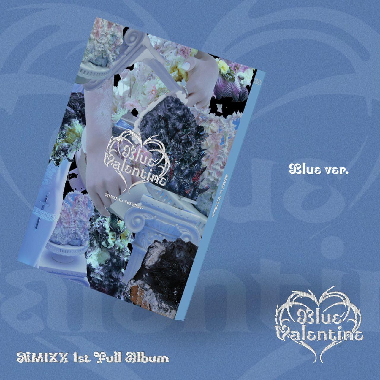 Album borítója a 'Blue Valentine' címmel. Kezek virágokat tartanak kék háttérrel. 'NMIXX 1st Full Album' felirat.