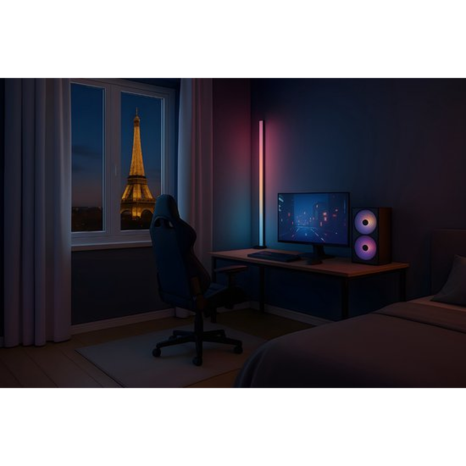Een kamer met een gaming-opstelling, een raam met uitzicht op de Eiffeltoren en een bed. De kamer wordt verlicht door RGB-verlichting.