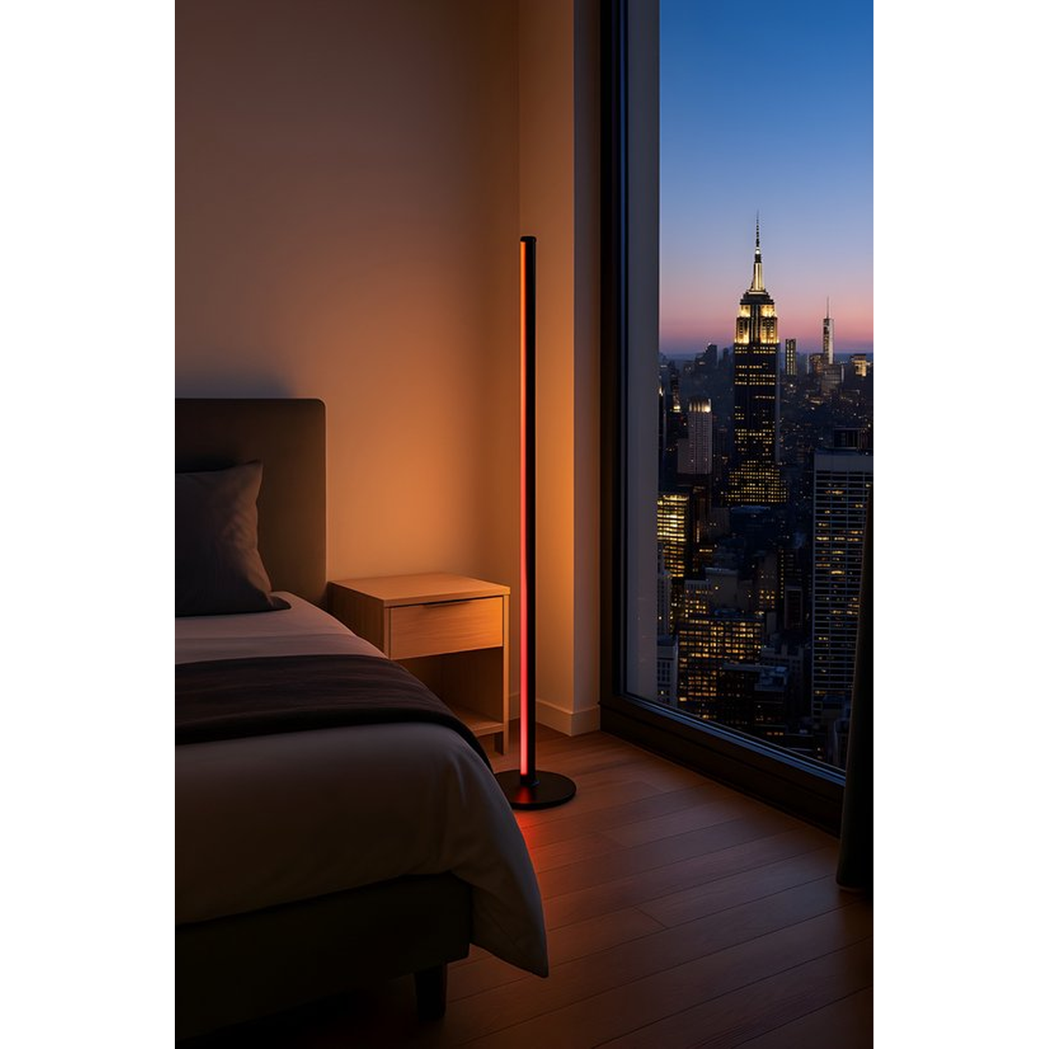Een moderne slaapkamer met een verlichte vloerlamp. Het raam toont het nachtelijke stadslandschap, inclusief het Empire State Building.