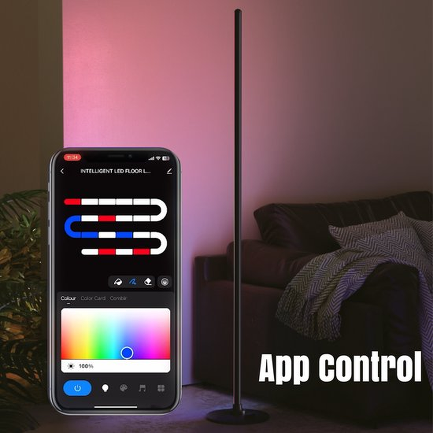 Een zwarte staande lamp naast een smartphone met kleurregelaars. Een bank en de woorden 'App control' zijn ook zichtbaar.