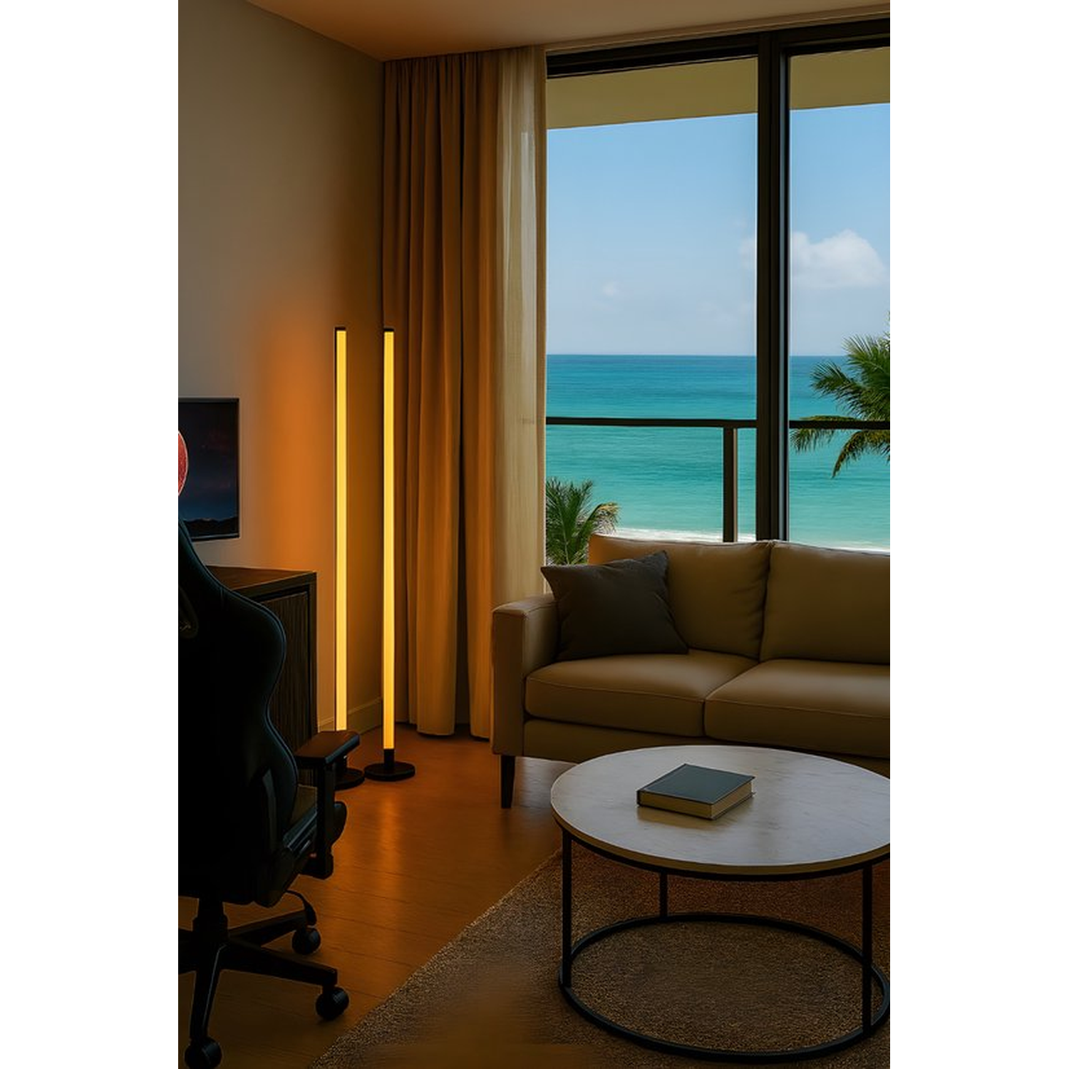 Woonkamer met uitzicht op de oceaan. Twee gloeiende lampen, bank, ronde tafel met boek. Palmbomen en zee op de achtergrond.
