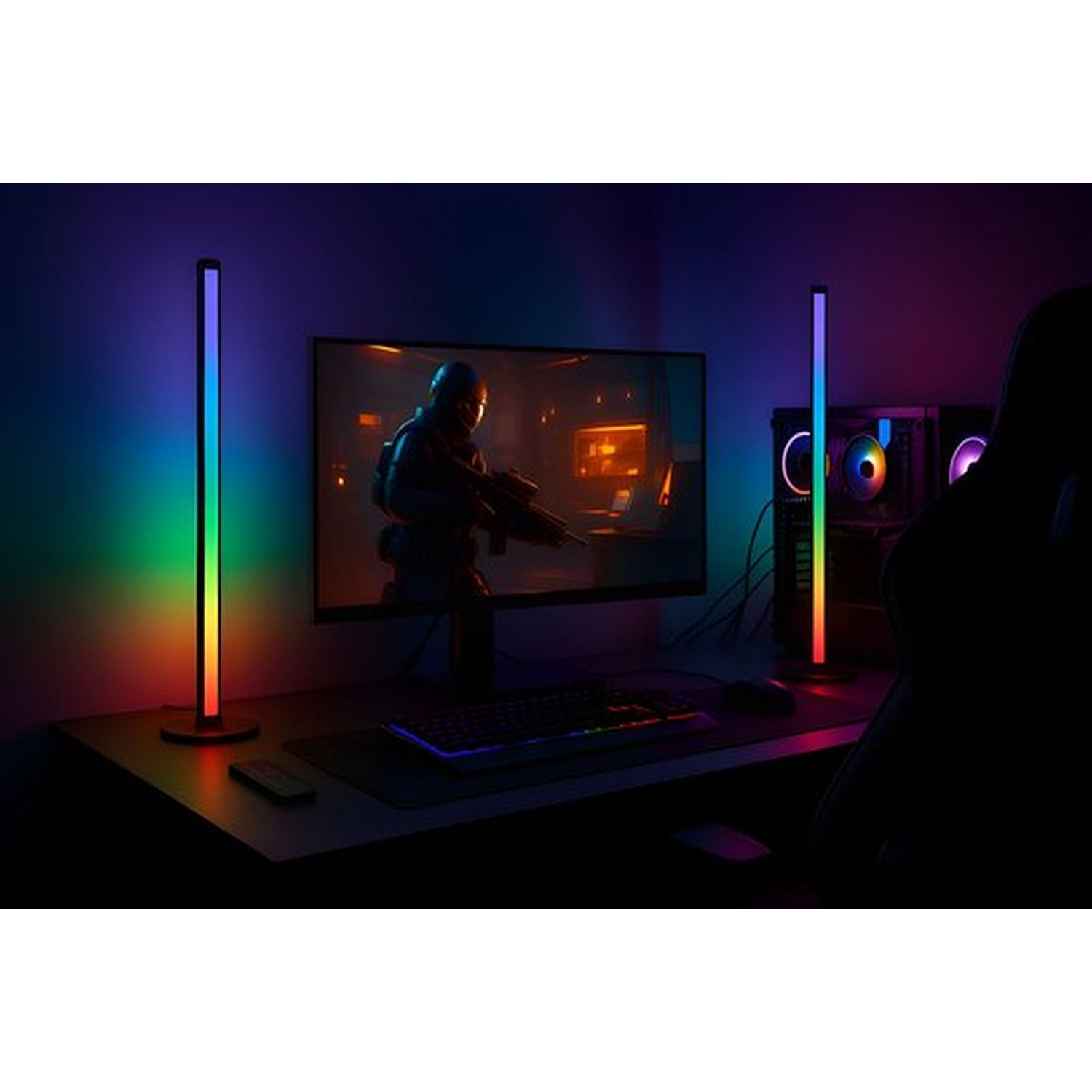 Gaming setup met een pc, een grote monitor met een game en twee kleurrijke LED-lampen. Toetsenbord en muis op het bureau.