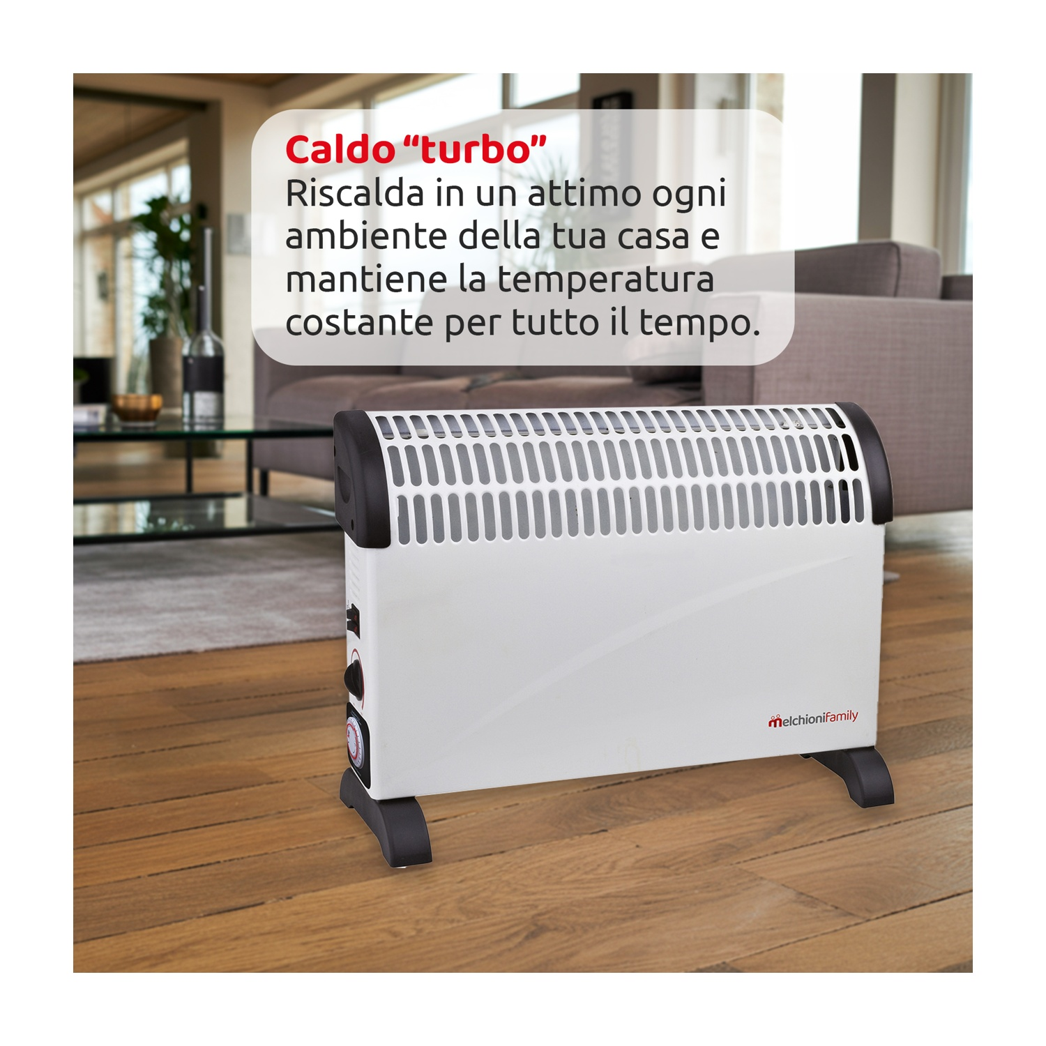 Un termoconvettore elettrico bianco con dettagli neri è su un pavimento in legno. Un soggiorno con divano è sullo sfondo.