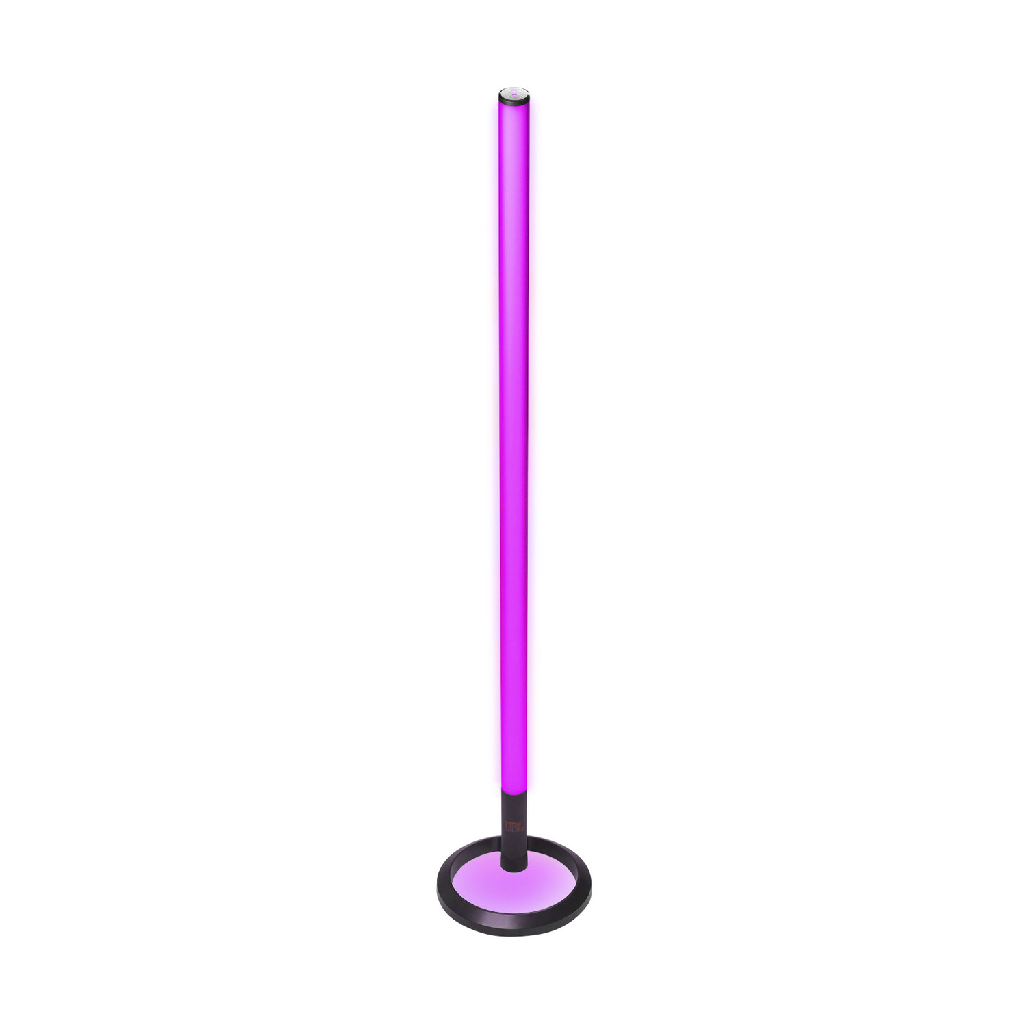 Una lampada alta e moderna con luce viola brillante. Ha una base circolare nera e un tubo luminoso verticale e sottile.