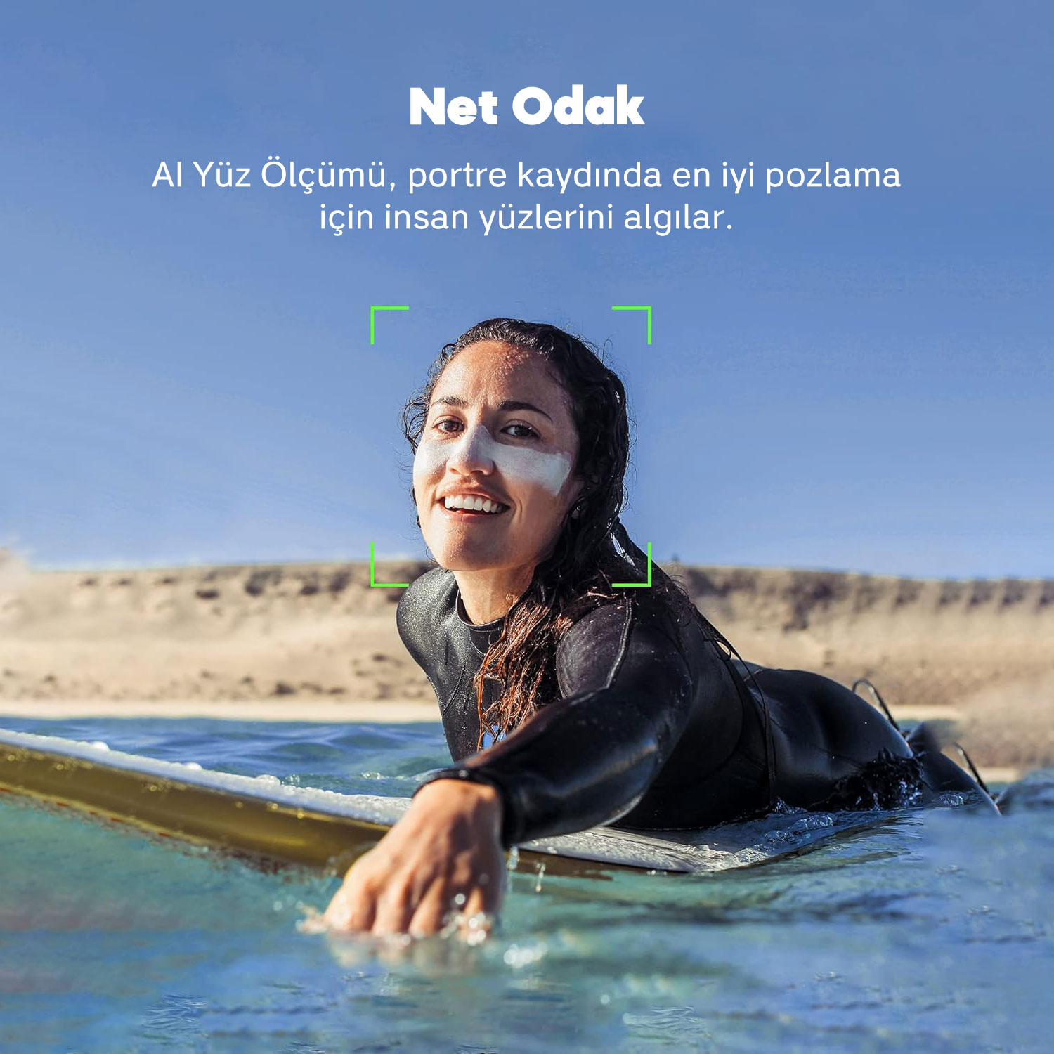 Neoprenli sörf tahtasında bir kadın. Yüzünde beyaz krem var. Üstteki metin 'Net Odak' diyor. Arka planda mavi su ve gökyüzü.