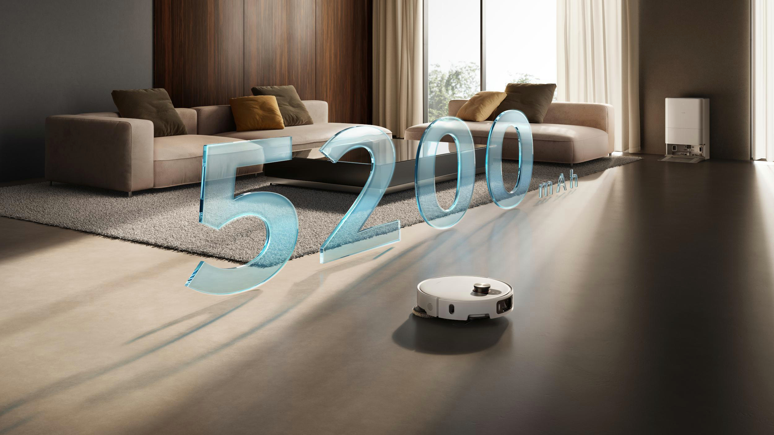 Ein Roboter-Staubsauger auf einem Boden mit den Zahlen 5200 davor. Sofas sind im Hintergrund.