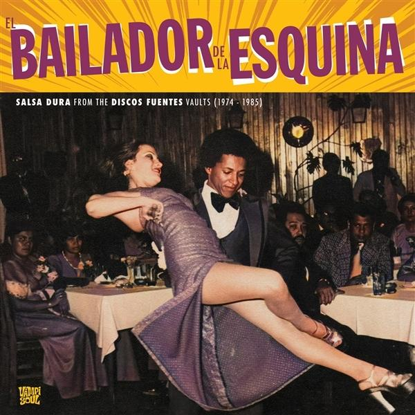 Ein Mann im Smoking tanzt mit einer Frau in einem lila Kleid. Leute sitzen an Tischen. Titel: El Bailador De La Esquina.