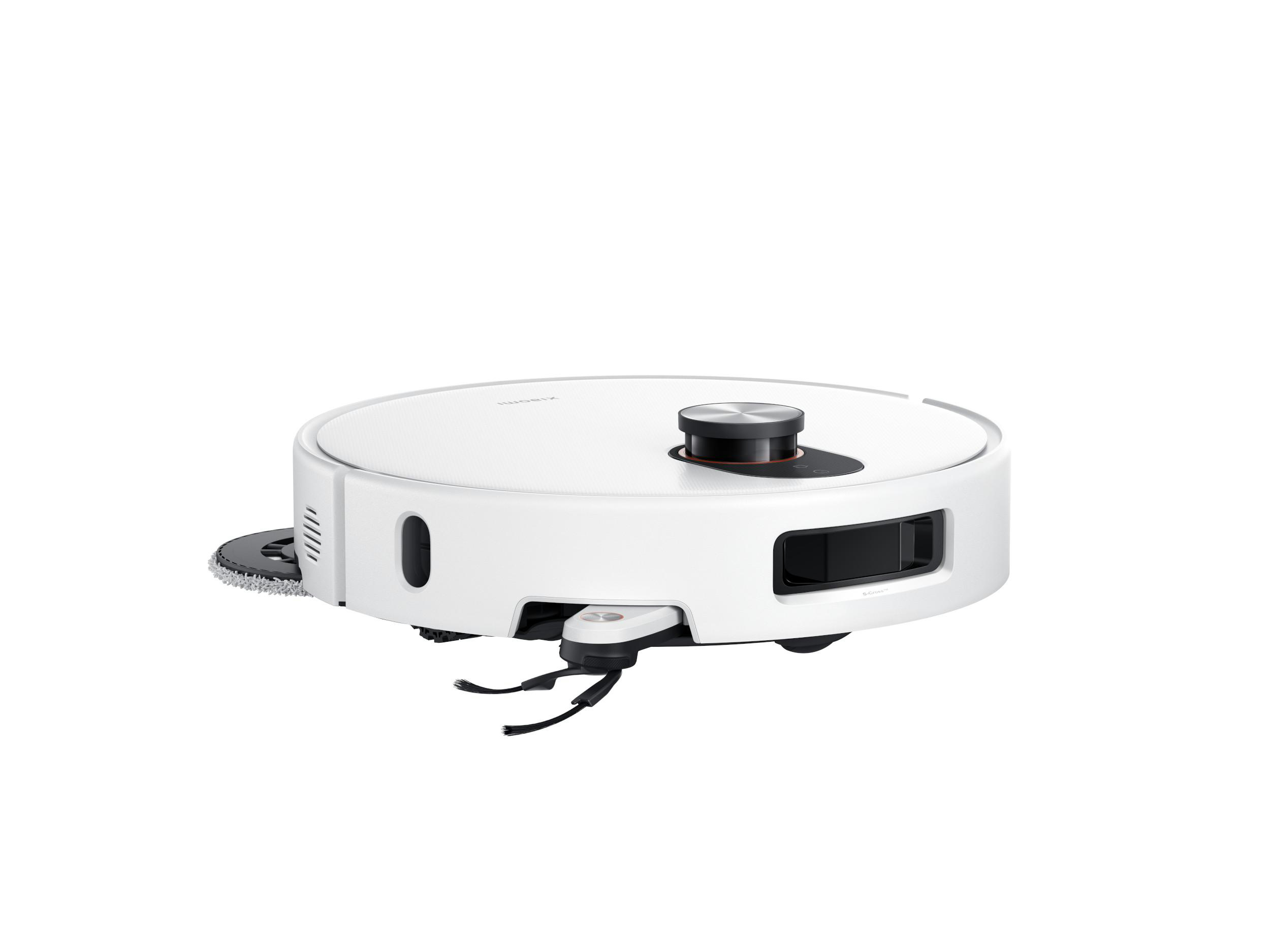 Ein weißer Roboter-Staubsauger auf weißem Hintergrund. Er hat einen schwarzen Deckel und Bürsten.