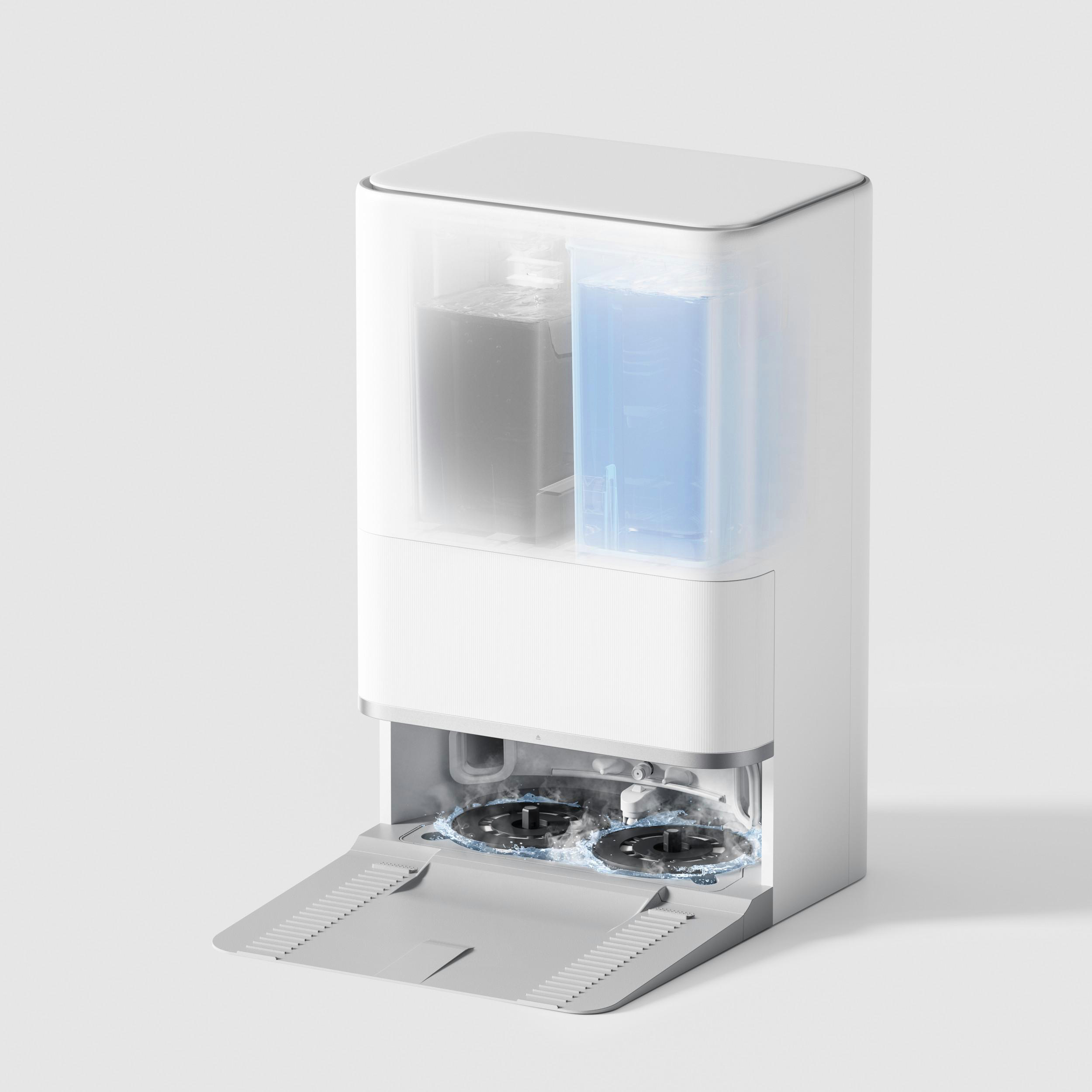 Ein weißer Reinigungsroboter mit zwei Wassertanks. Der Boden zeigt Reinigungspads mit Wasser. Die Vordertür ist offen.