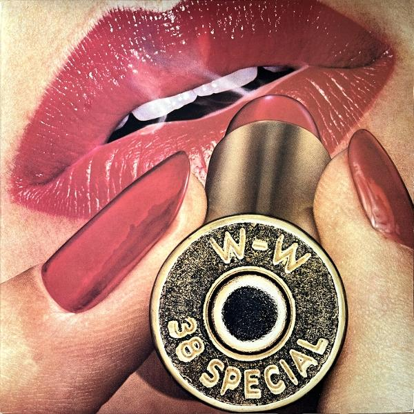 Nahaufnahme von Lippen, Hand, die Lippenstift hält, und einem '38 Special'-Emblem. Nägel rot lackiert, Lippen glänzend, Lippenstift gold.