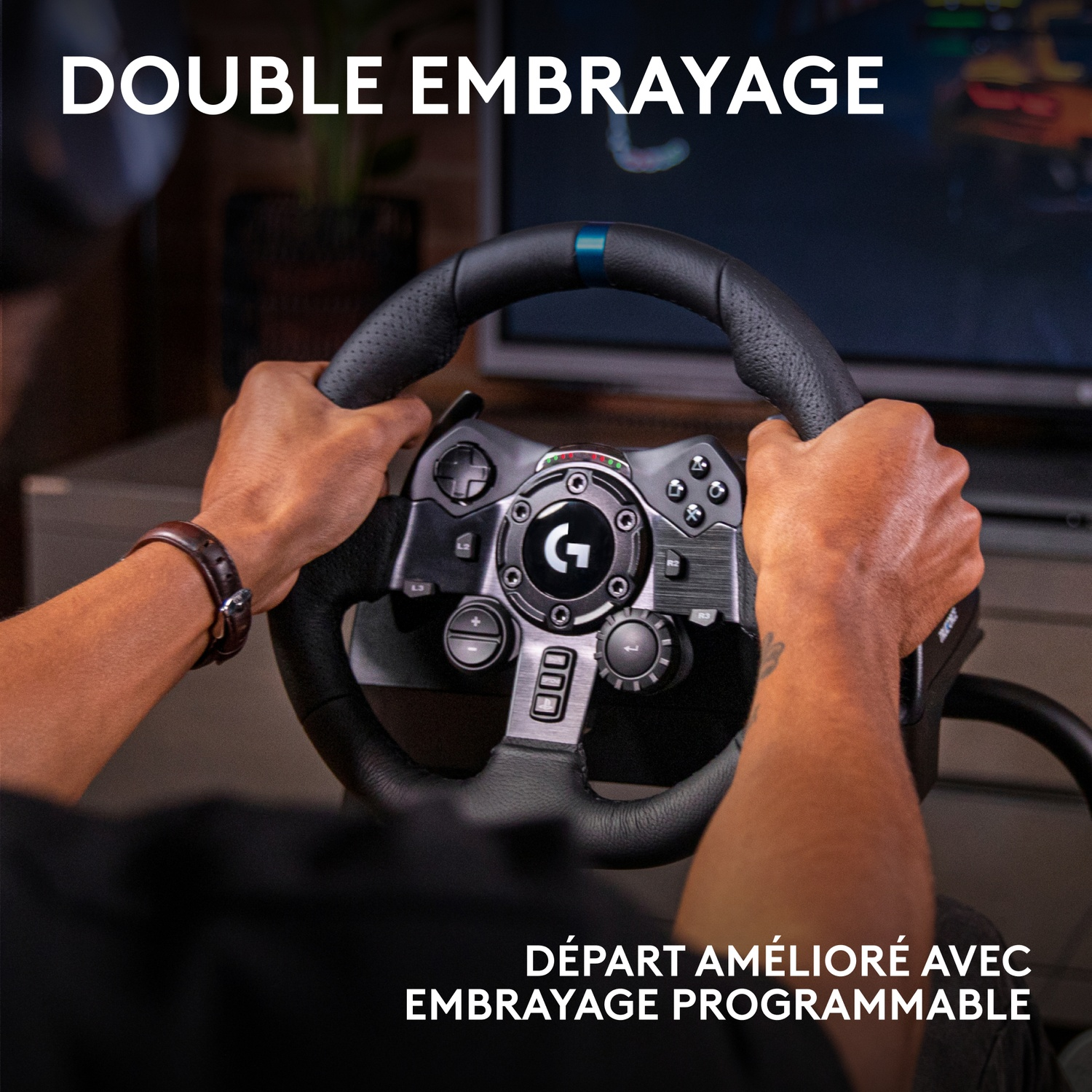 Une personne tient un volant noir et gris avec le logo Logitech. Le texte "DOUBLE EMBRAYAGE" est visible.