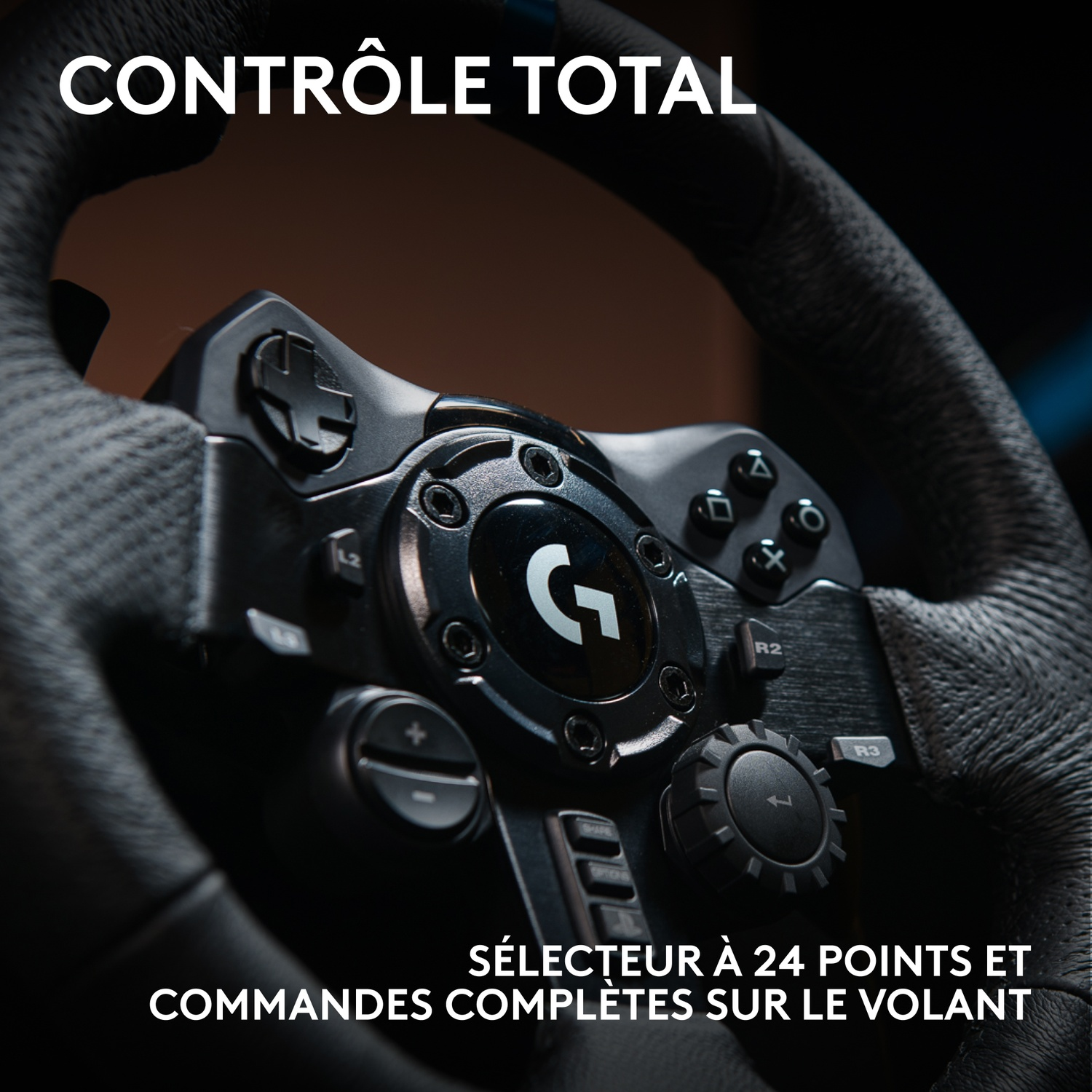 Gros plan d'un volant noir avec des boutons et un cadran. Le texte indique 'CONTRÔLE TOTAL' et 'SÉLECTEUR À 24 POINTS ET COMMANDES COMPLÈTES SUR LE VOLANT'.