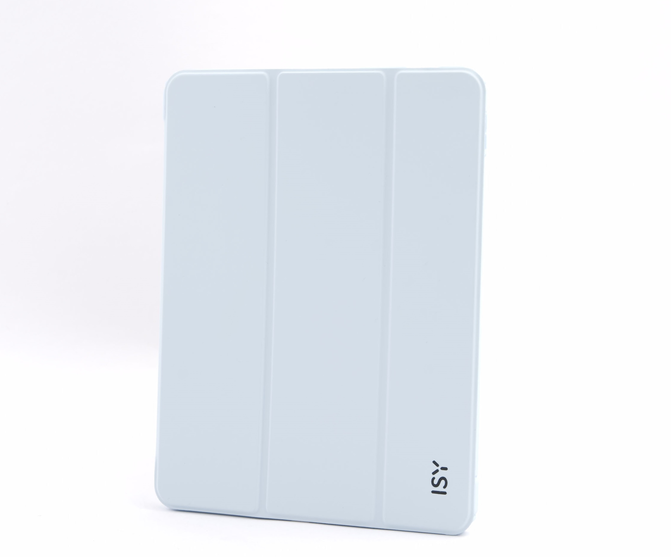 Eine hellblaue Tablet-Hülle mit dreifachem Deckel. Die Marke 'ISY' ist vertikal auf der Seite aufgedruckt. Weißer Hintergrund.
