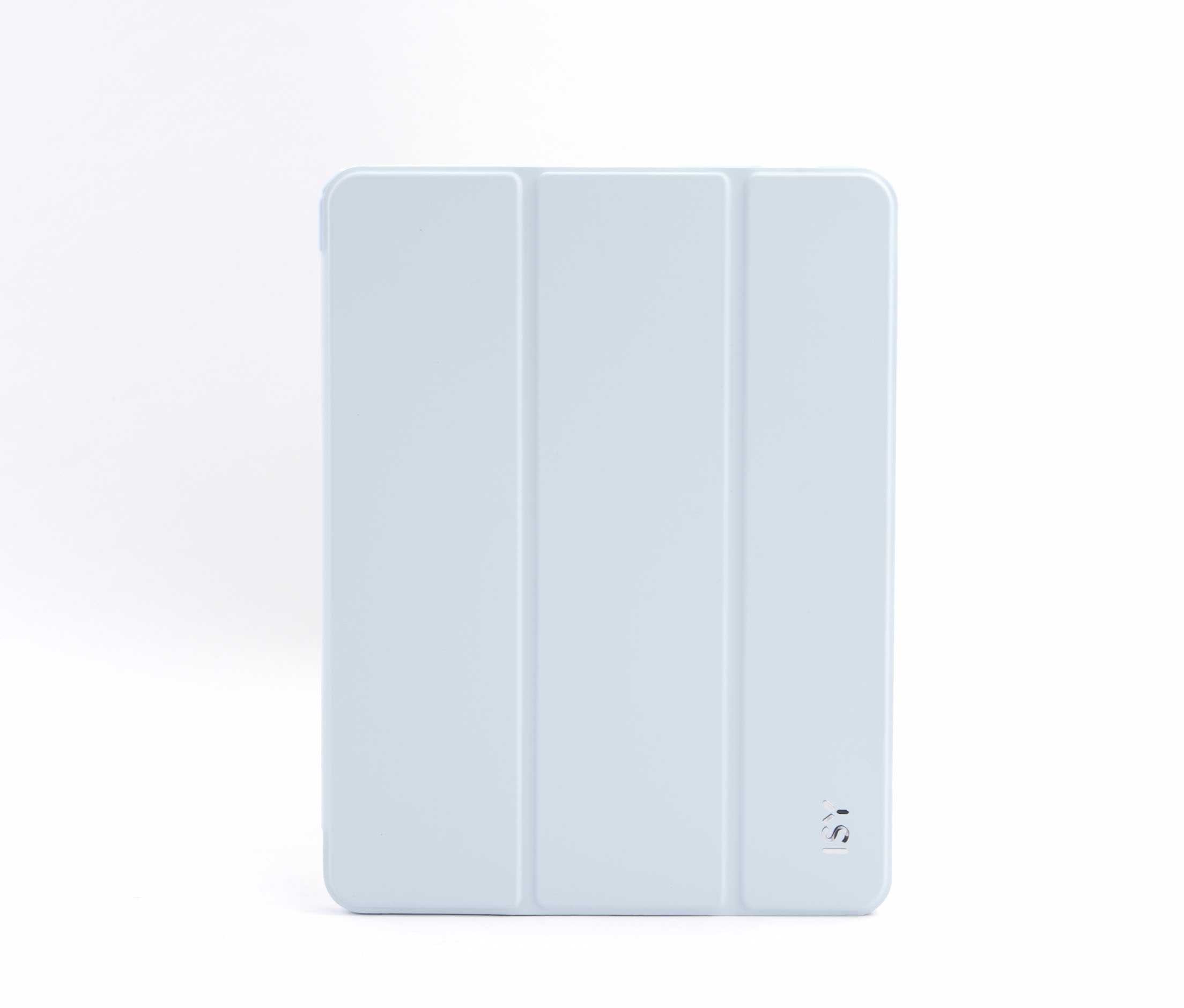 Eine hellblaue Tablethülle steht aufrecht vor weißem Hintergrund. Sie hat ein vertikales Design und einen Verschlussmechanismus.