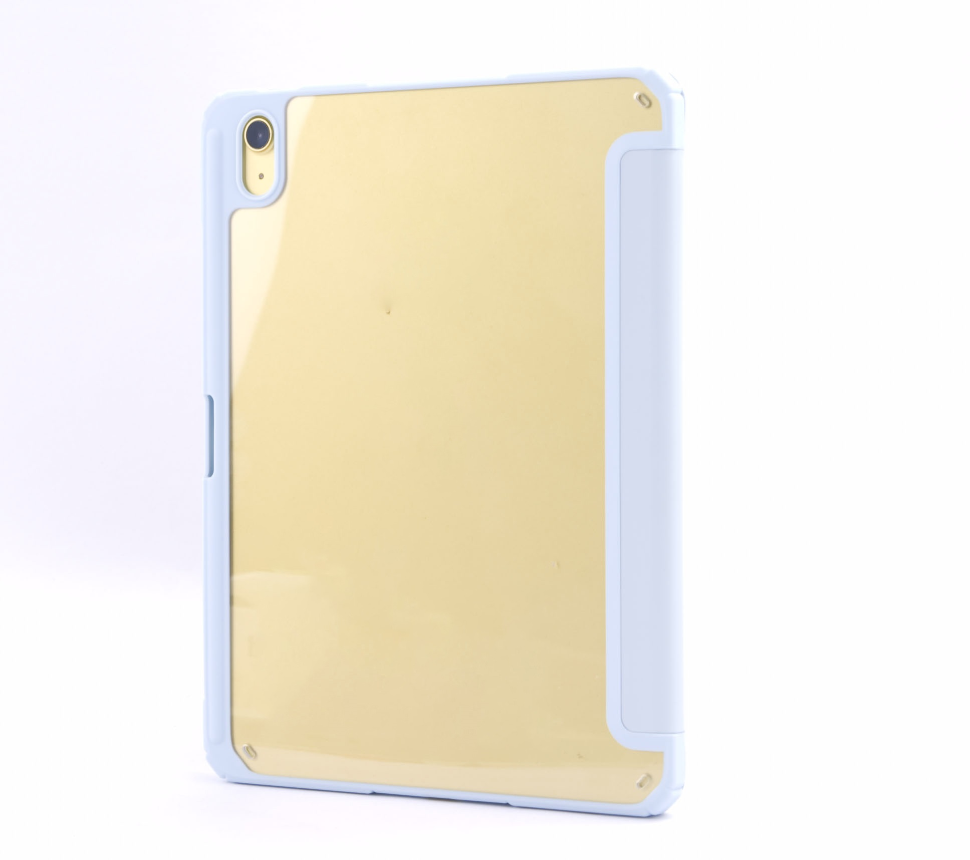 Ein Tablet in einer hellblauen Hülle mit goldfarbenem Bildschirm, vor weißem Hintergrund.