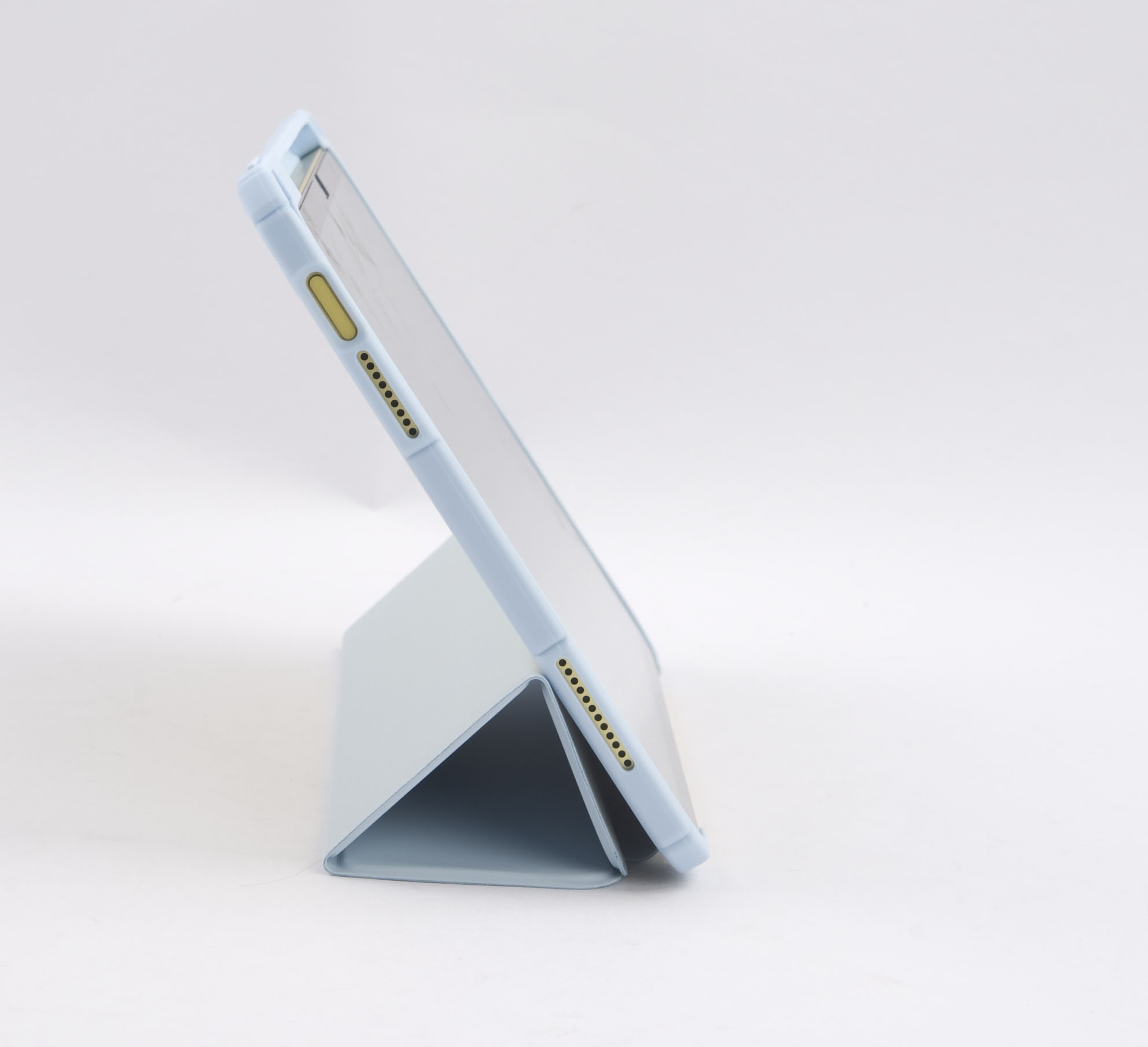 Ein hellblaues Tablet in einer passenden Hülle, auf einer weißen Oberfläche abgestützt. Das Tablet ist abgewinkelt und der Hintergrund ist weiß.