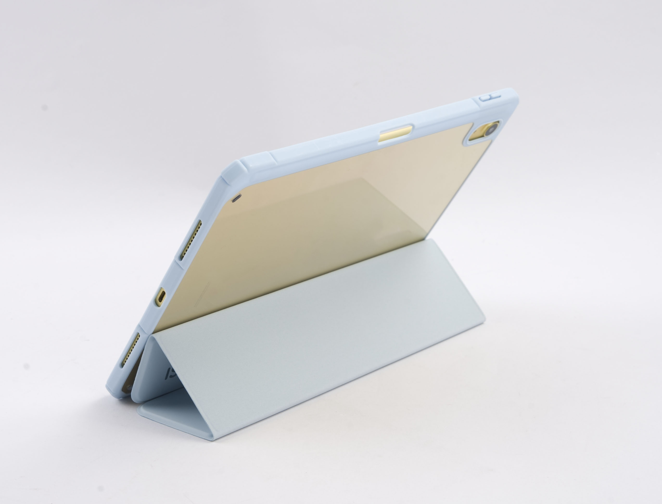 Ein hellblaues Tablet in einem passenden Gehäuse ist auf einer weißen Oberfläche aufgestellt. Der Bildschirm ist sichtbar.