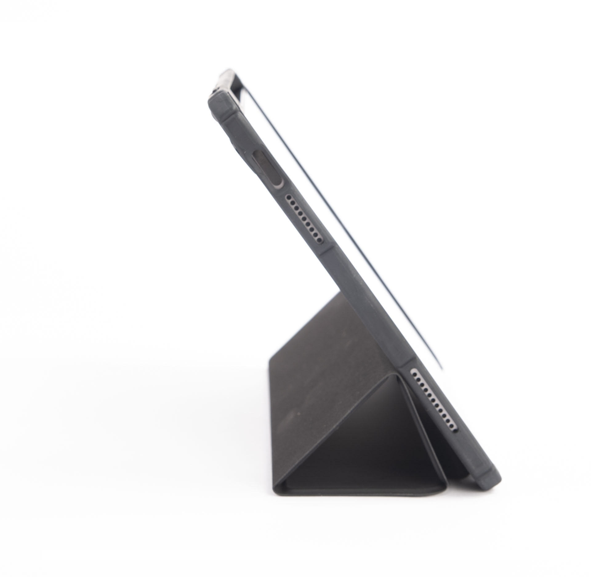 Ein schwarzes Tablet in einem Ständer. Das Tablet ist angewinkelt und zeigt den Bildschirm. Der Ständer ist dunkel.